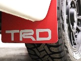 TRDマッドフラップレッド装備済み！オフロードカスタムには相性いいですね♪