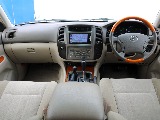 ベージュを基調とした車内！高級感ある内装です♪国産SUVフルサイズならではの居住性により、足を伸ばしてゆったり過ごせますよ♪窮屈間がないSUVに是非乗って見てください！
