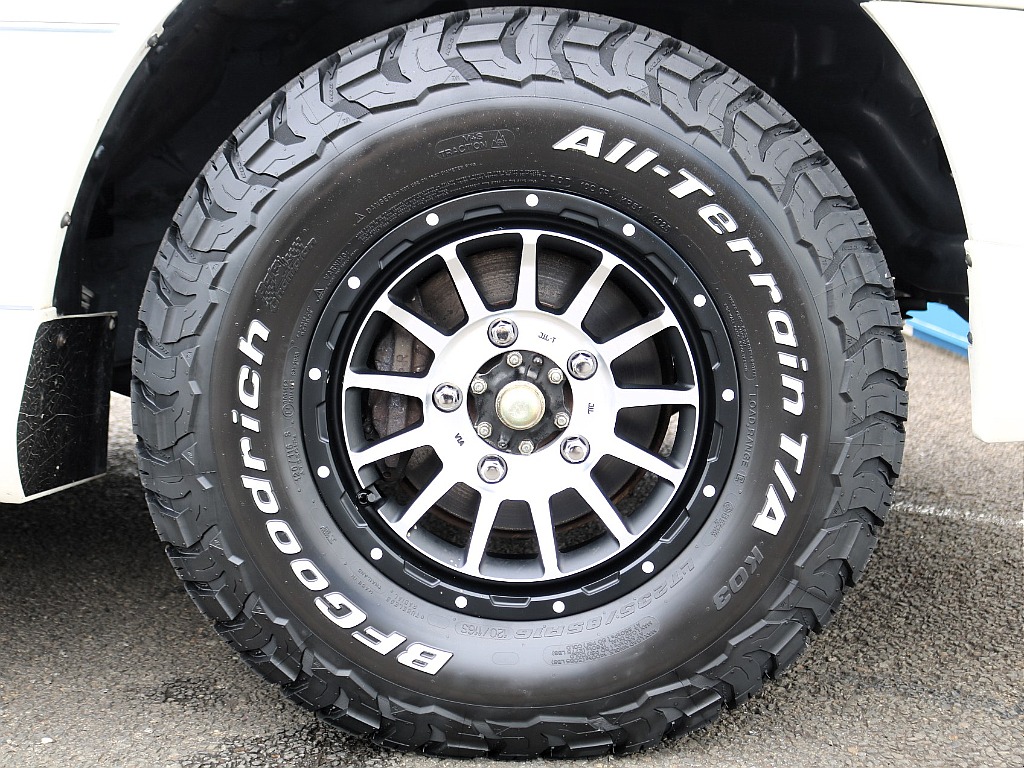 FLEXオリジナル16インチAWにXELF03に235/85R16のBFグットリッチATタイヤを新品装着！