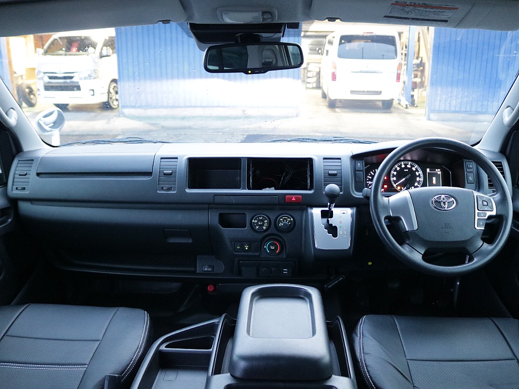 ワイドならではの広々とした運転席周りで長距離運転でもゆったり過ごすことができます♪