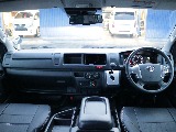 ワイドならではの広々とした運転席周りで長距離運転でもゆったり過ごすことができます♪