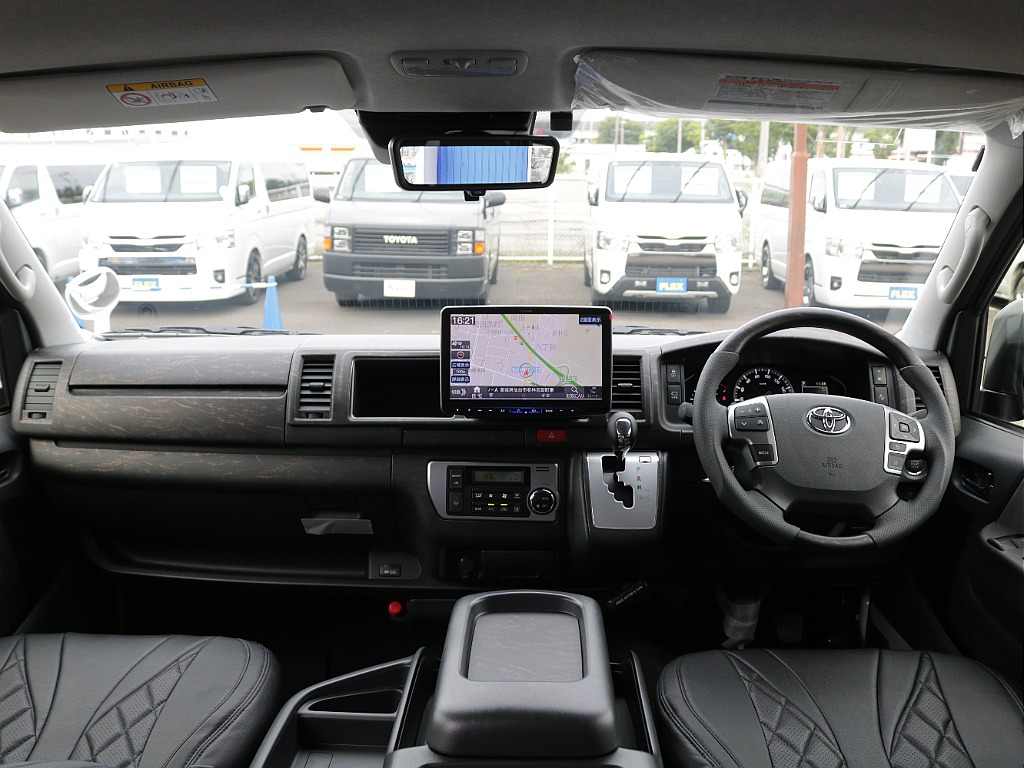 ワイド幅ならではの広々とした運転席周りになっております♪