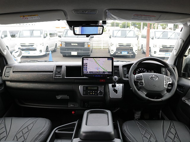 ワイド幅ならではの広々とした運転席周りになっております♪