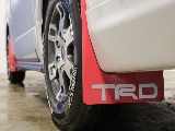 TRDマッドフラップレッド装備済み！オフロードカスタムには相性いいですね♪