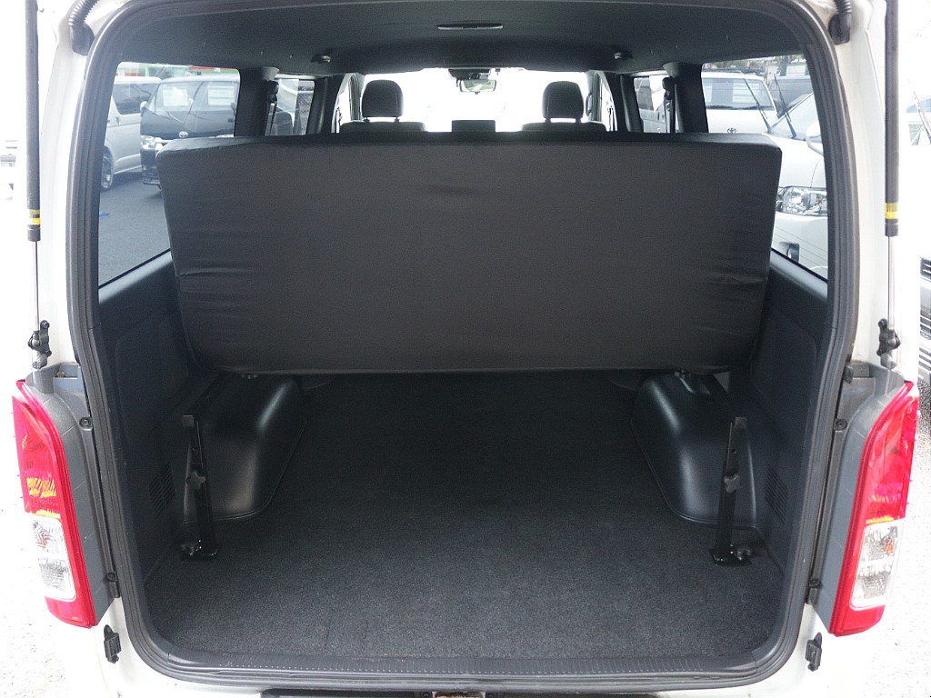 跳ね上げ付きベットキットでクッション性も高く車中泊に最適なベットキット付きです?