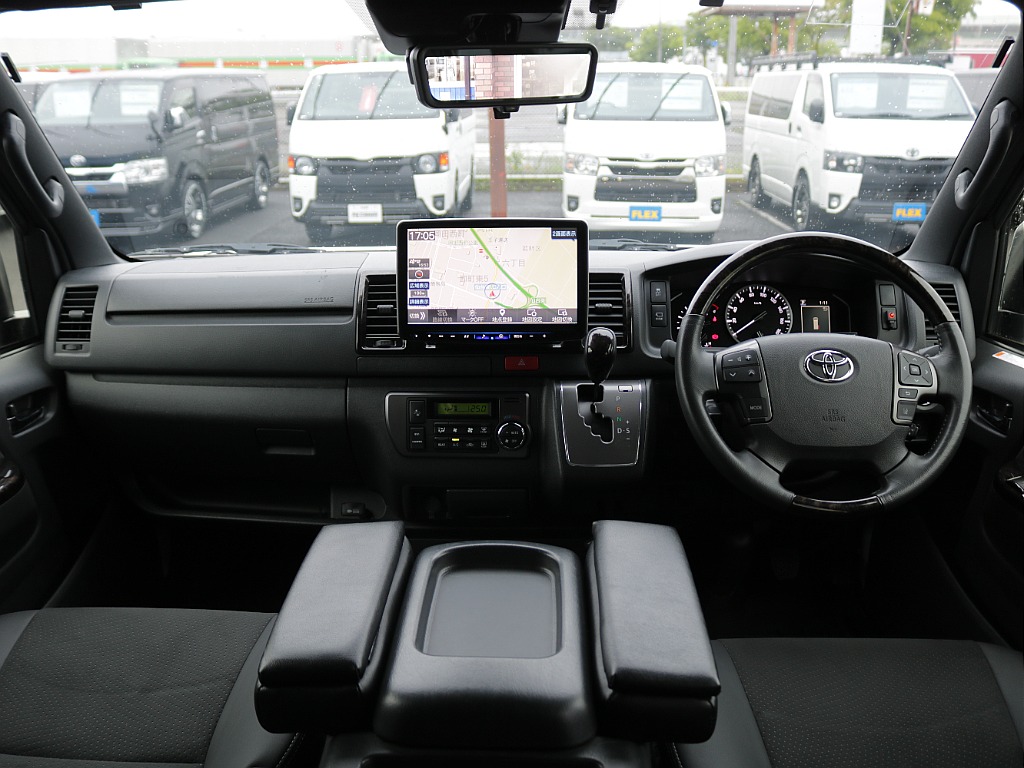 内装はダークプライムⅡで高級感がありかっこいい運転席周りになっております?