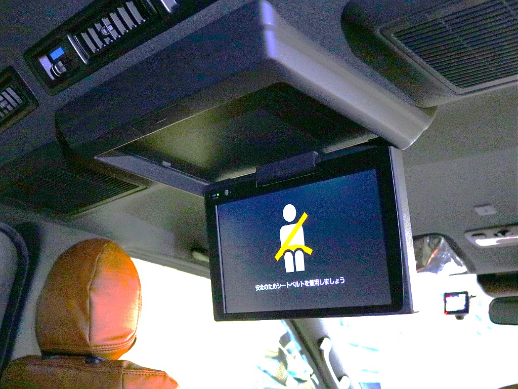 フリップダウンモニターも完備されており後方に座っていても楽しめるようになっています♪