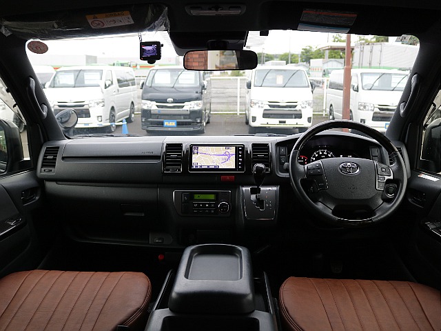ダークプライム専用の内装でかっこよく仕上がっております！！