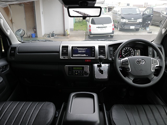 運転席周りも未使用車ですのでとてもきれいになっております！！