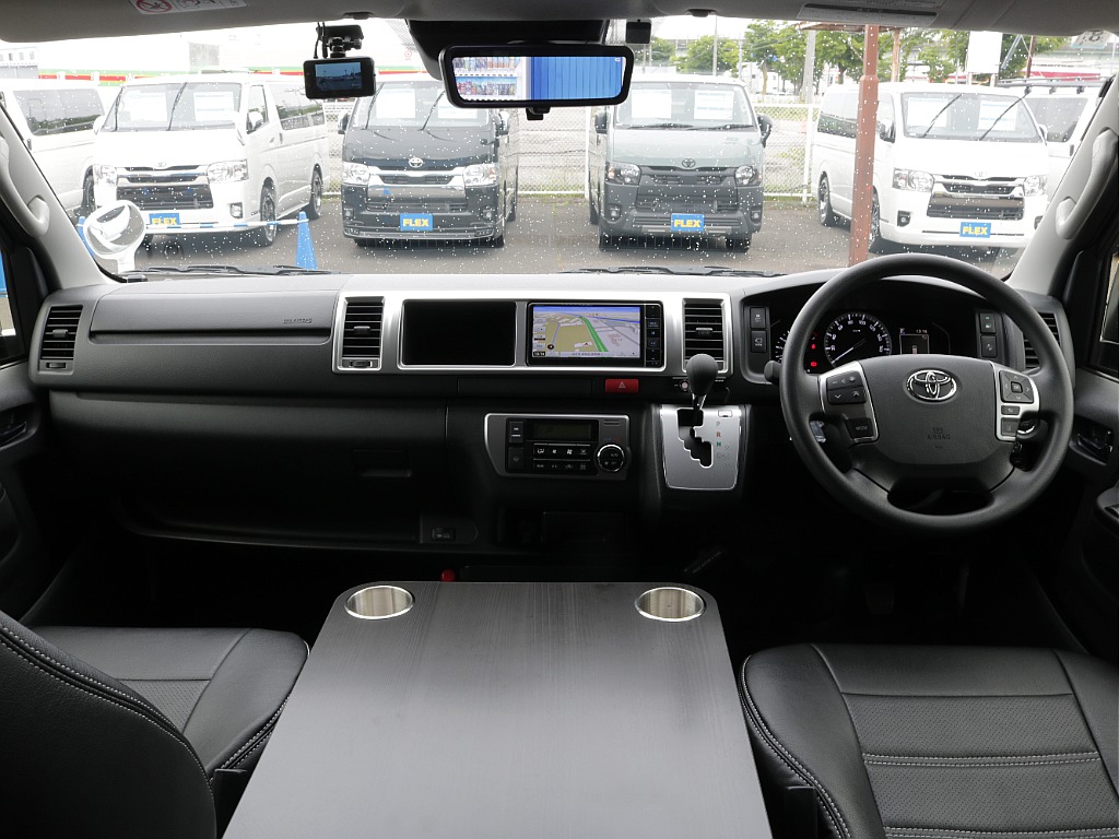 ワゴンならではの広々とした運転席周りになっております！！