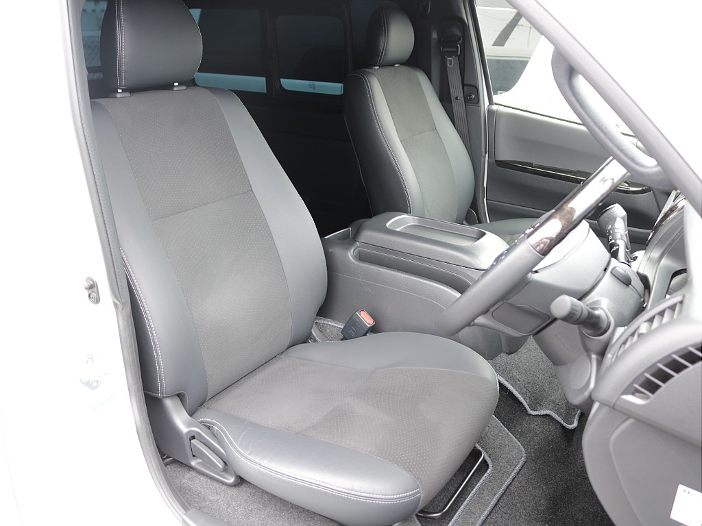 運転席も綺麗な状態です♪ ダークプライム専用ハーフレザーシートですので高級感がありますね♪