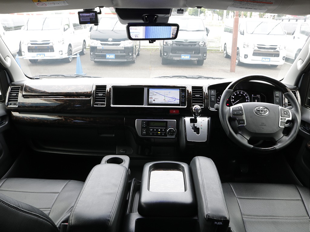 ワゴンならではの広々とした運転席周りになっております♪