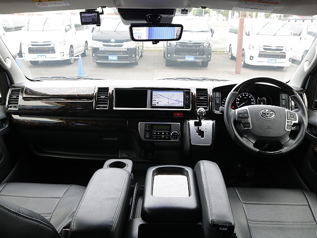 ワゴンならではの広々とした運転席周りになっております♪