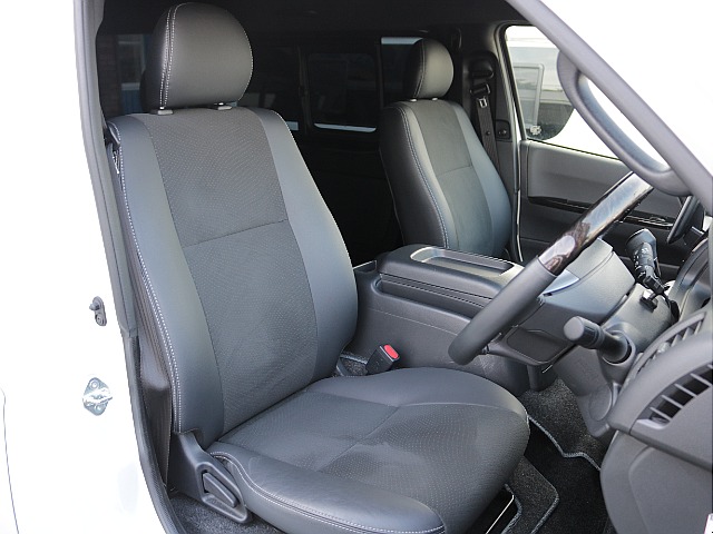 運転席も綺麗な状態です♪ ダークプライム専用ハーフレザーシートですので高級感がありますね♪