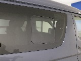 小窓付きになっておりますので車中泊や運転中などの換気などに大変役立ちます！！