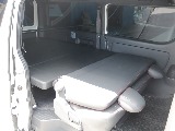 セカンドシートを倒すとベットキットと合わせてフラットになり、車中泊等の幅も広がりますね！！