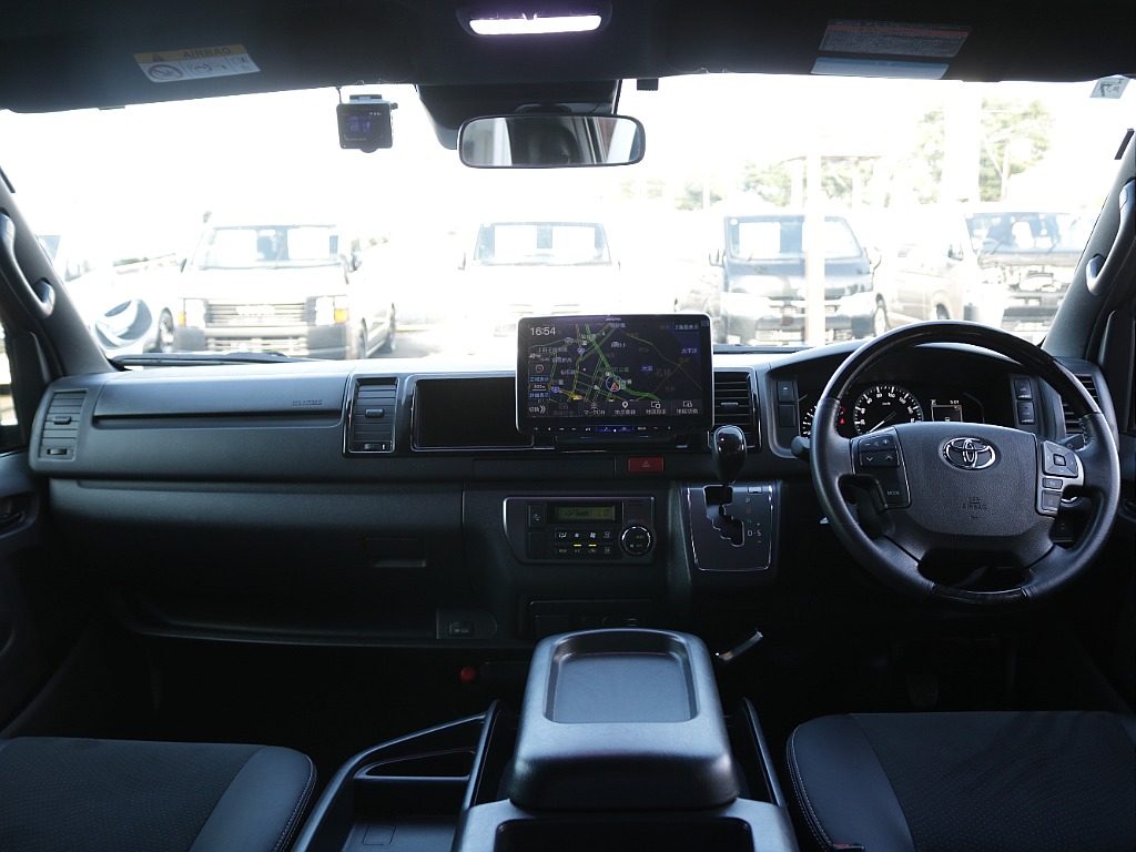 ダークプライム専用内装なので、高級感があります！ そしてワイドならではの広々とした運転席周りとなっております！！
