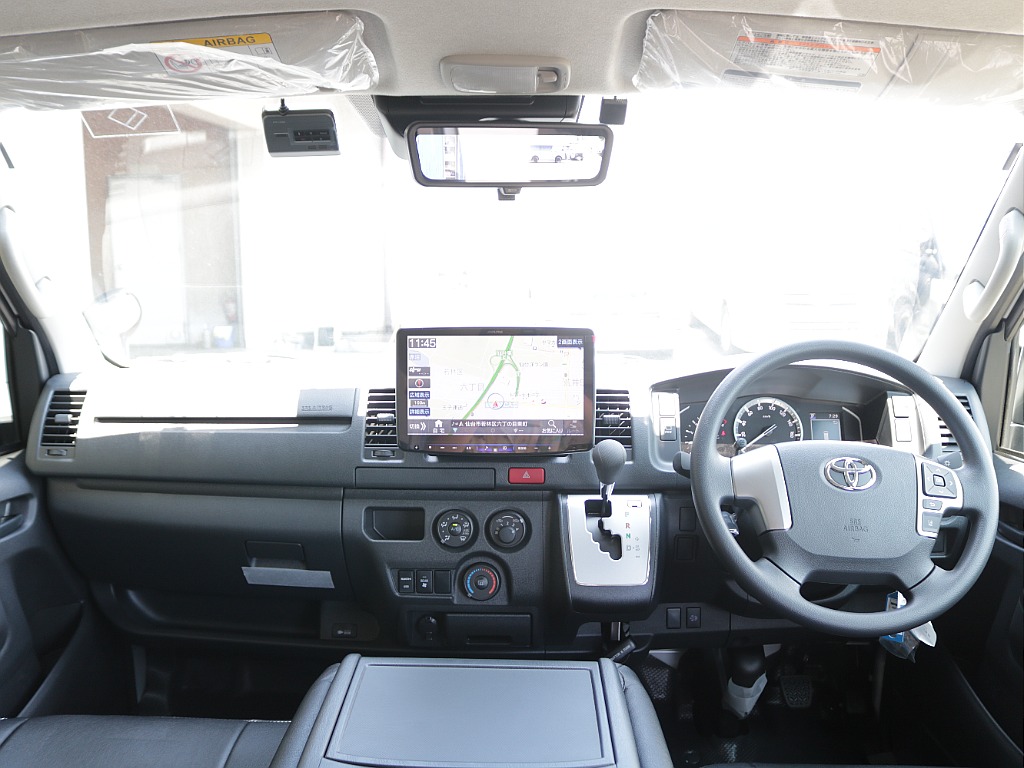運転席周りも役立つものやかっこいいカスタムが施されており快適な運転をしていただけます！！