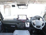 運転席周りも役立つものやかっこいいカスタムが施されており快適な運転をしていただけます！！