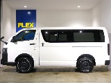 スライドドアは両側小窓付きで乗車中や車中泊の時でも換気などできるので快適にお過ごしいただけます！！