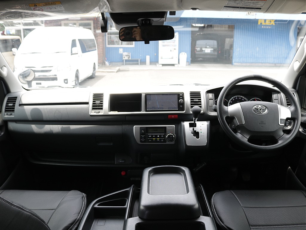 ワゴンならではの広々とした運転席周りで圧迫感無くお使いいただけます！！