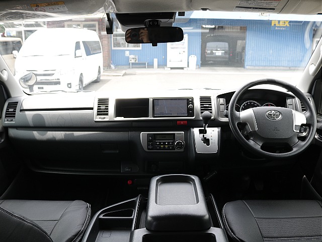 ワゴンならではの広々とした運転席周りで圧迫感無くお使いいただけます！！