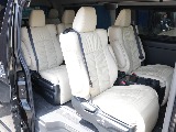 後部座席は高級感のあるキャプテンシートが装備されております♪