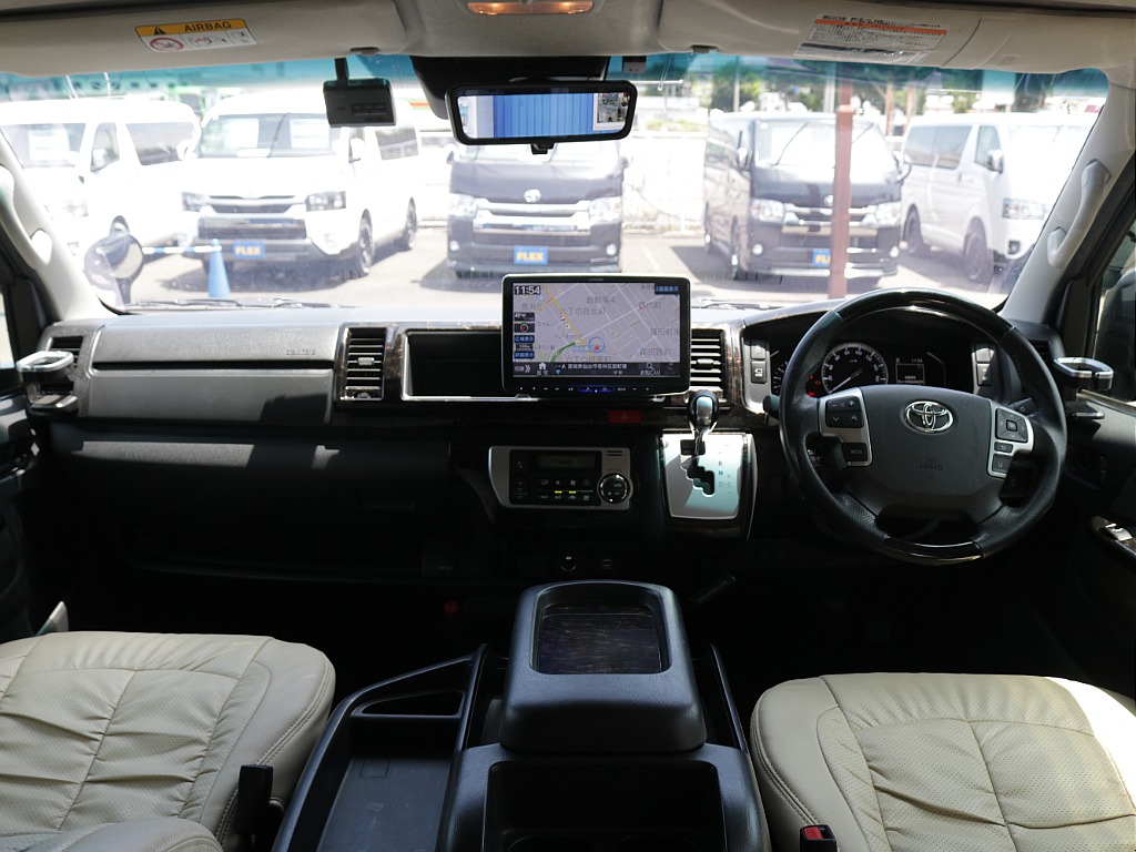 ワイド幅ならではの運転席周りになっております！状態も綺麗で仕様感も少なくなっております♪