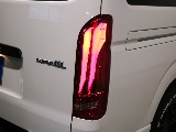 ラムダLEDテールランプ付き！！暗い空間だとラムダテールの良さがさらに出てますね♪