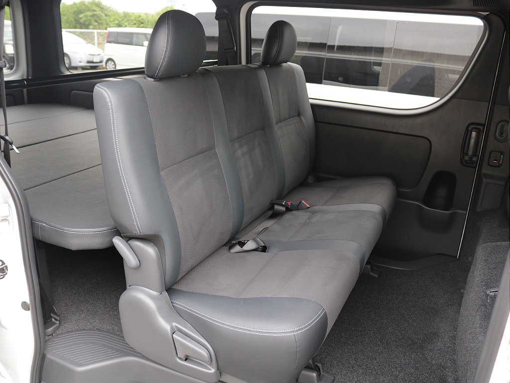 セカンドシートも運転席・助手席同様ハーフレザーシートになっております！！