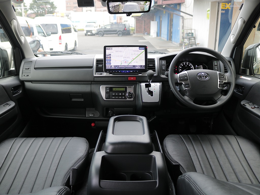 運転席周りも未使用車ですのでとてもきれいな状態になっております♪