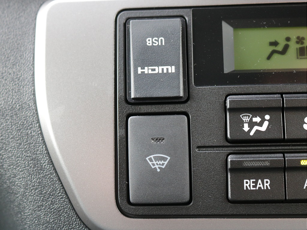 HDMIポートやパノラミックビューモニターなど細かいところまでカスタムが満載な車両となっております！！