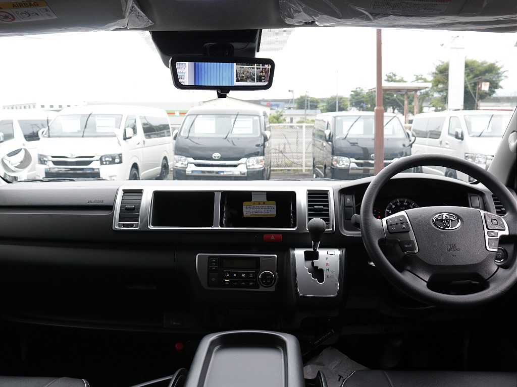 ワゴンならではの広々とした運転席周り！！ドライブ中などの快適性もばっちりですね♪ ※ナビは近日中に装備予定で御座います♪
