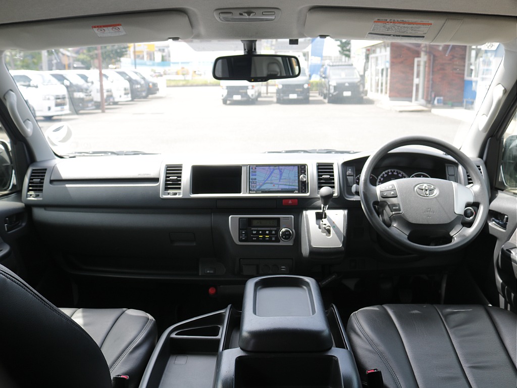 ワイド幅ならではの広々とした運転席周り！！ドライブでの快適性もバッチリ確保できちゃいますね♪