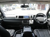 ワイド幅ならではの広々とした運転席周り！！ドライブでの快適性もバッチリ確保できちゃいますね♪