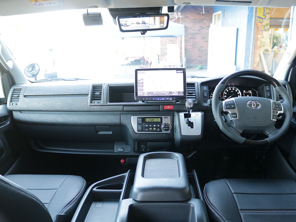 ワイドならではの広々とした運転席周りになっておりドライブの際の快適性もばっちりです！！