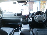 ワイドならではの広々とした運転席周りになっておりドライブの際の快適性もばっちりです！！