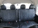 4列目もシートカバー付きで後部座席の方でも広々お過ごしいただける快適空間になっております♪