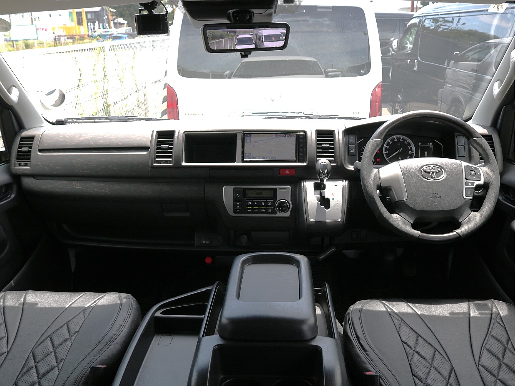 ワイド幅ならではの運転席周りになっております！状態も綺麗で使用感も少なくなっております♪