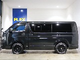 ドライブの際の換気や車中泊の時に役立つ小窓が両側についております！！