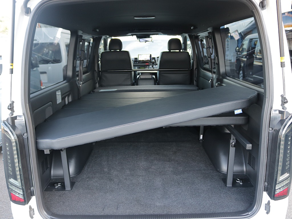 オリジナルベットキットタイプⅡが装備されております！！車中泊やアウトドアがお好きな方に最適な一台です♪