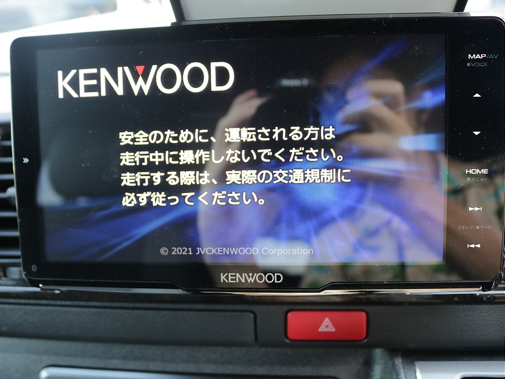 ケンウッド9インチフローティングナビ付きで大きい画面でテレビやナビなども見れちゃいますね♪