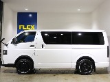 ドライブの際の換気や車中泊の時に役立つ小窓が両側についております！！