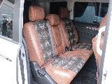 ２列目もシートカバー付きでお洒落な雰囲気な車内に出来上がっております♪