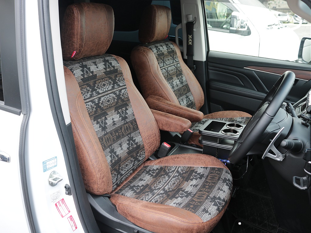 運転席助手席のシートは高級感のあるシートカバーでさらにパワーシートになっております♪