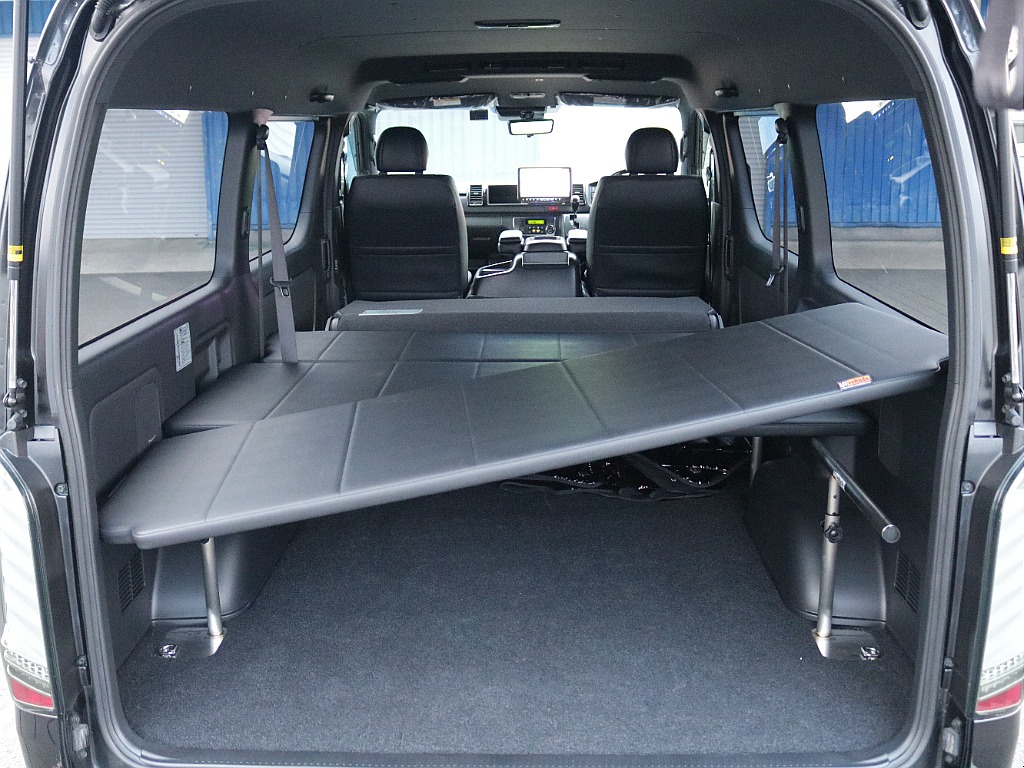 ユーアイビークル製のベットキットも装備済みで御座いますので、車中泊やアウトドアなどに最適な一台です！！