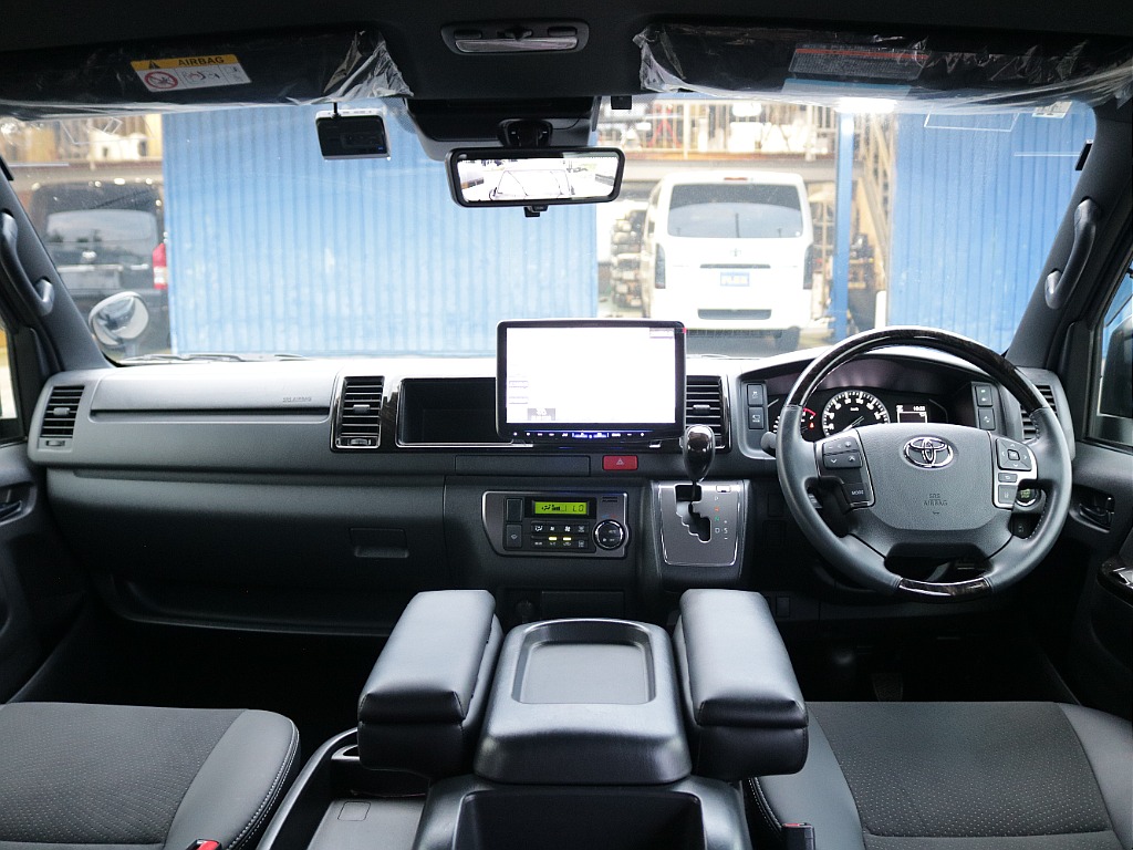 ワイドならではの広々とした運転席周り！高年式なので内装も使用感があまりなくきれいな状態です♪