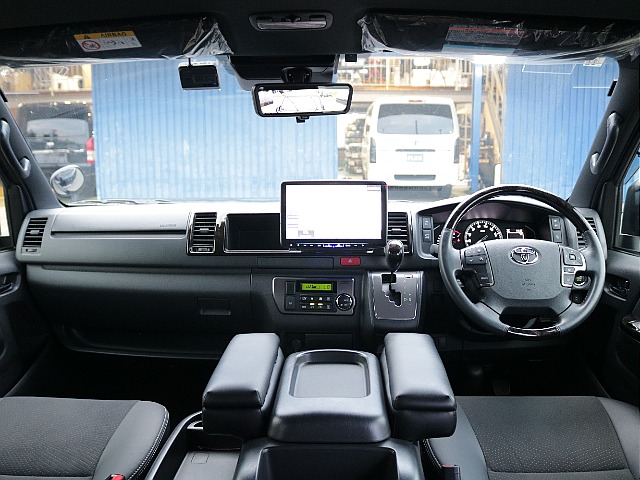 ワイドならではの広々とした運転席周り！高年式なので内装も使用感があまりなくきれいな状態です♪