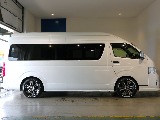 両側のスライドドアには小窓も付いており運転中の換気などに非常に役立ちます！！