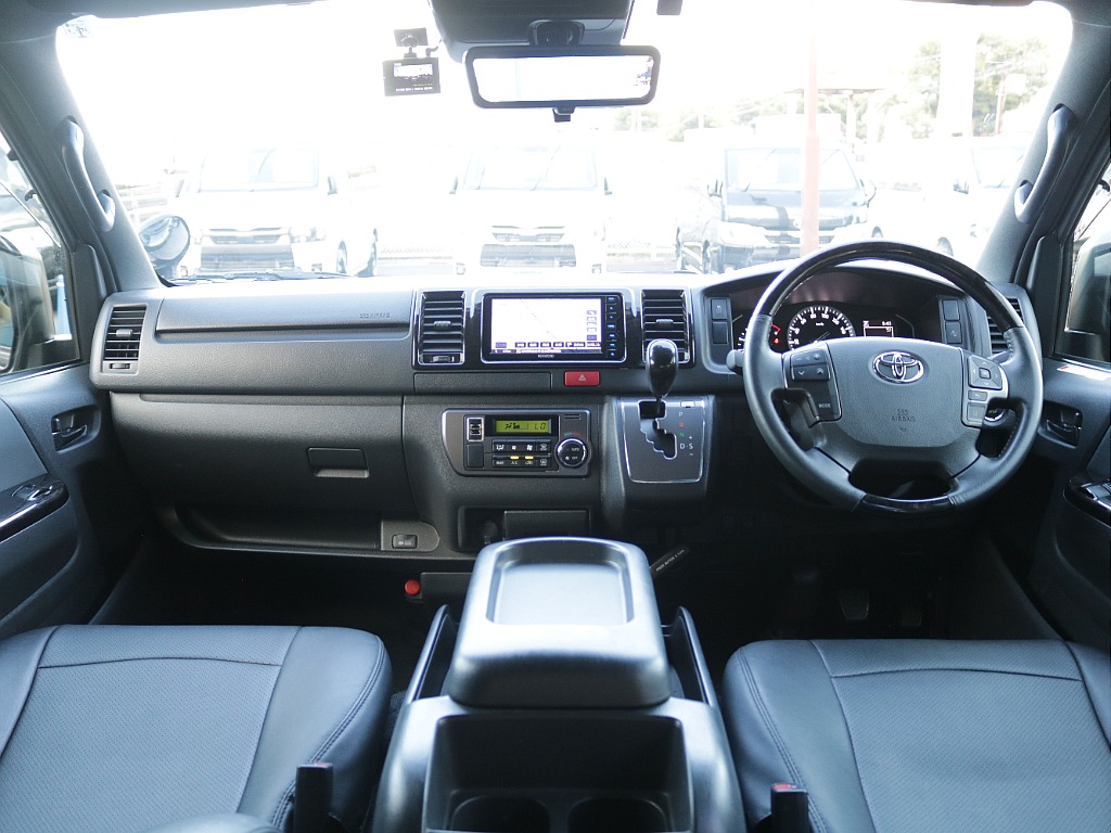運転席周りは使用感なく非常にきれいな状態となっております！！ドライブも快適空間でお楽しみいただけます！！